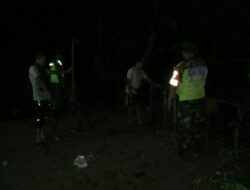 Babinsa Koramil 0113/Cibaliung Bersama Warga Pantau Situasi Pemukiman Parah Akibat Luapan Sungai