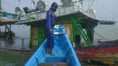 Ditpolairud Polda Banten Evakuasi Kapal Tenggelam di Dermaga Umang