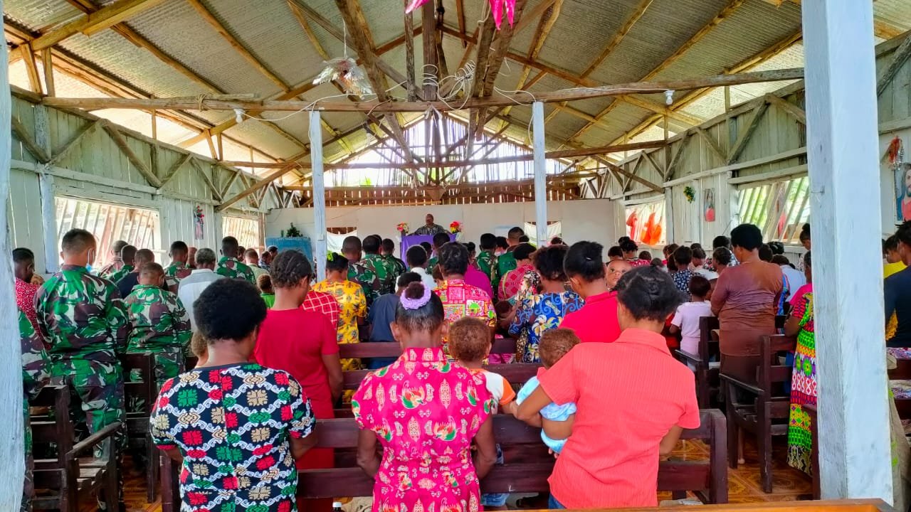 Satgas TMMD ke-110 Kodim Boven Digoel Ibadah Bersama Warga Kampung Kawagit