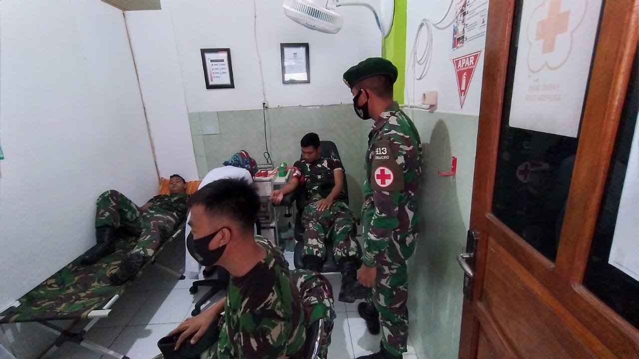Prajurit Satgas Yonif MR 413 Kostrad Rela Donorkan Darah untuk Warga Papua