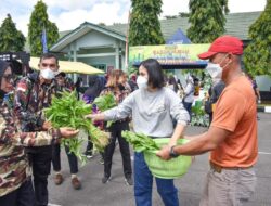 Pangdam Pattimura Borong Sembako di Bazaar untuk Prajurit dan Warga