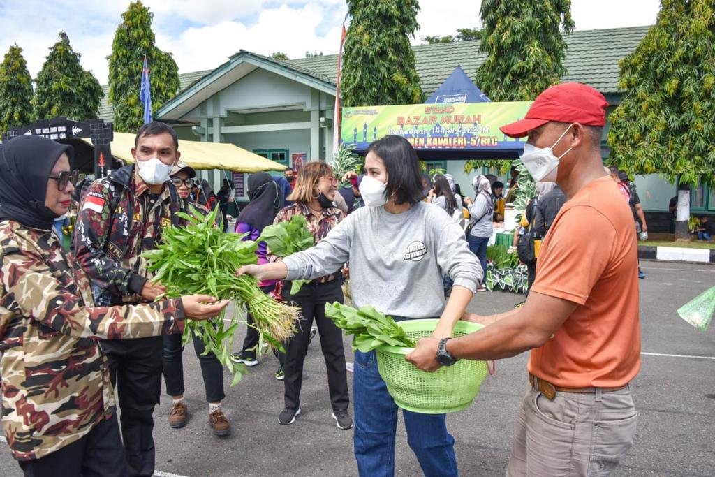 Pangdam Pattimura Borong Sembako di Bazaar untuk Prajurit dan Warga