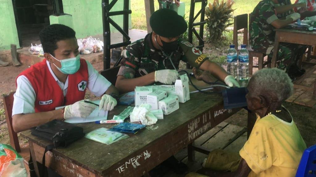 Satgas Yonif Raider 600/Modang Berikan Pengobatan dan Nutrisi Gratis untuk Masyarakat