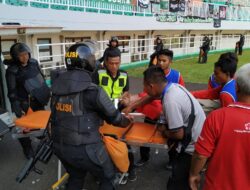 Suporter Persijap Jepara Jatuh dari Tribun, Dievakuasi Brimob Jabar
