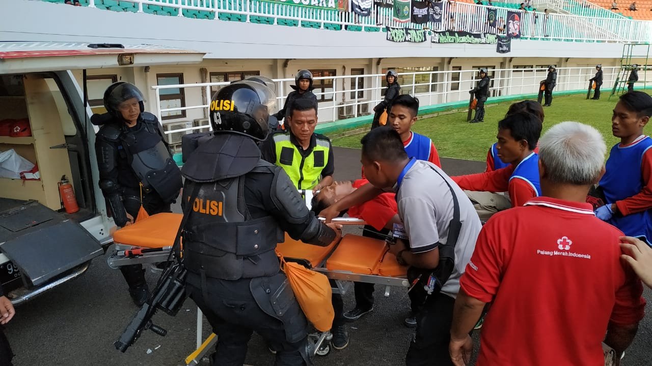 Suporter Persijap Jepara Jatuh dari Tribun, Dievakuasi Brimob Jabar