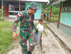Ajarkan Kebersihan Sejak Dini, Satgas Yonif 126/KC Gotong Royong Bersihkan Sekolah Bersama Murid