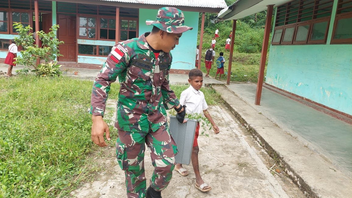Ajarkan Kebersihan Sejak Dini, Satgas Yonif 126/KC Gotong Royong Bersihkan Sekolah Bersama Murid