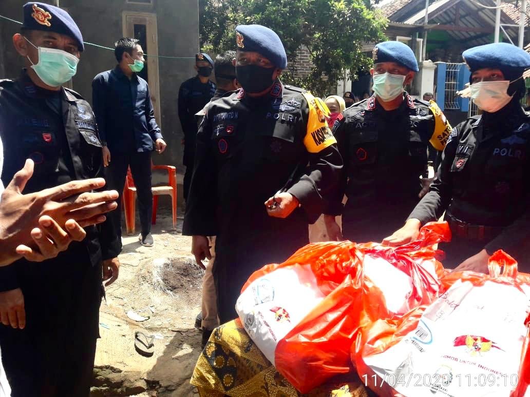 Brimob Banten Peduli Covid-19, Bagikan Sembako ke Warga Membutuhkan