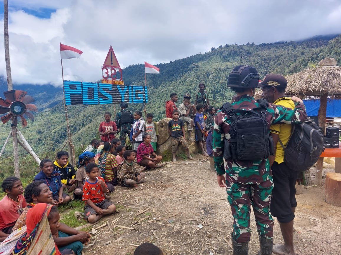 Prajurit Kostrad Ajak Warga Kembali ke Kampung Setelah Lama Ditinggalkan