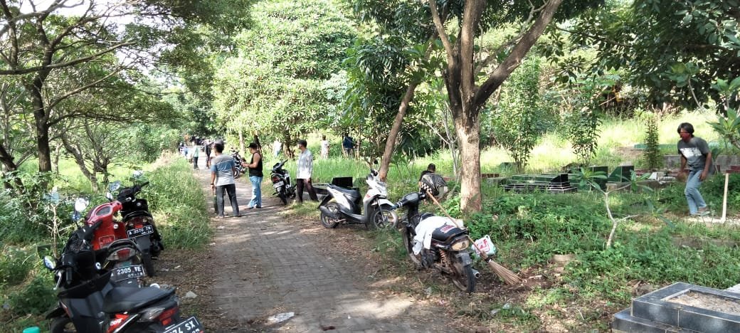 Warga Link Citangkil Bersihkan Makam Balung Jelang Ramadhan