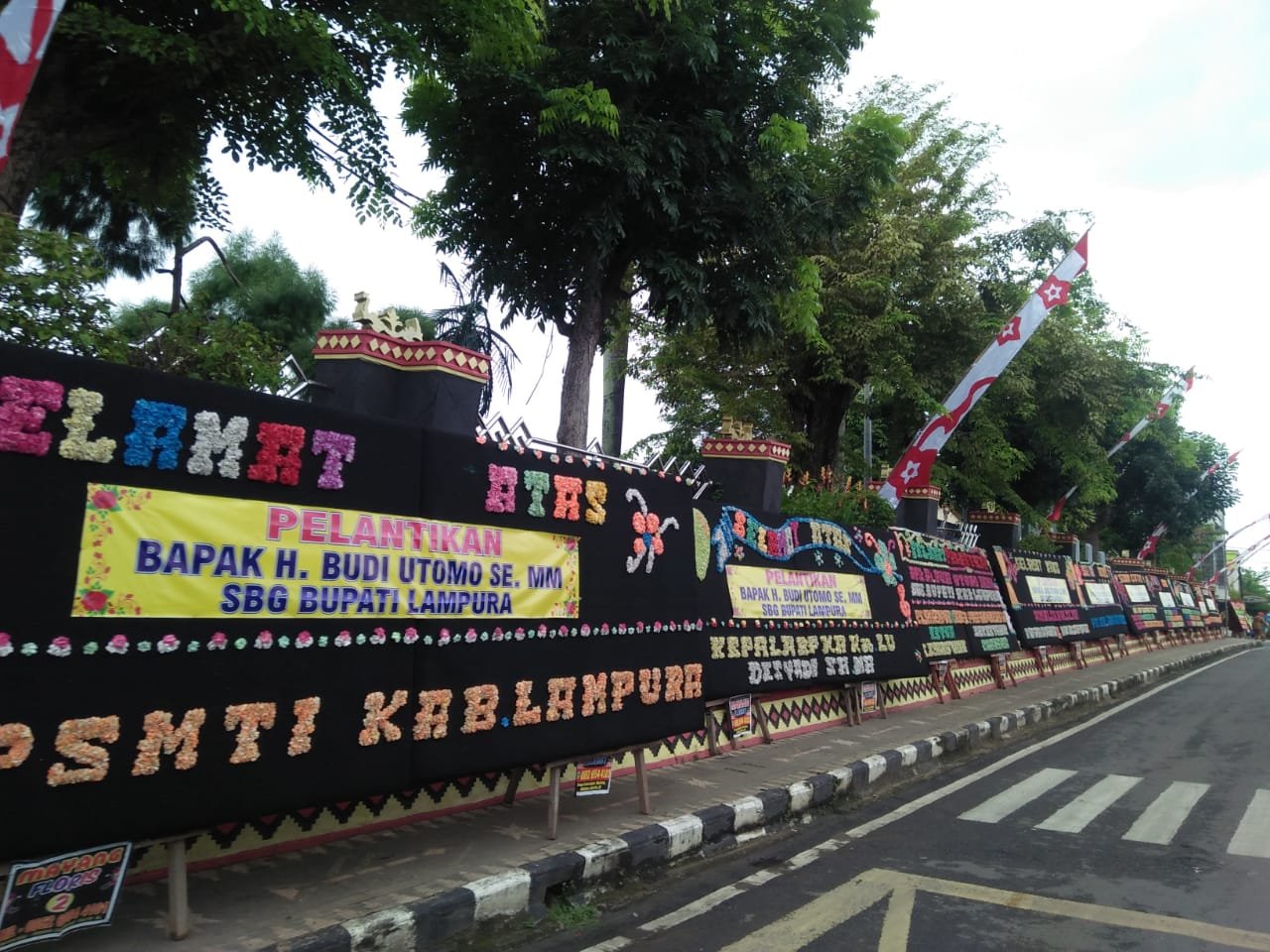 Budi Utomo Dilantik Jadi Bupati Lampura, Rumah Dinas Dipadati Karangan Bunga