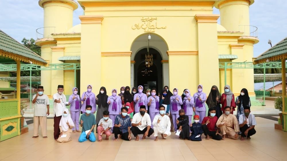 Ketua IKKT PWA CBS XI Kogabwilhan I Santuni Anak Yatim dan Warga Pulau Penyengat