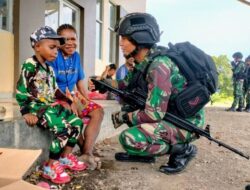 Tawa Ceria Anak dan Mama Bersama Satgas Yonif Raider 142/KJ