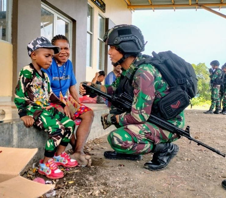 Tawa Ceria Anak dan Mama Bersama Satgas Yonif Raider 142/KJ