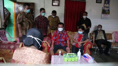 Kemensy Serahkan Bantuan Korban Bom Gereja Katedral Makassar