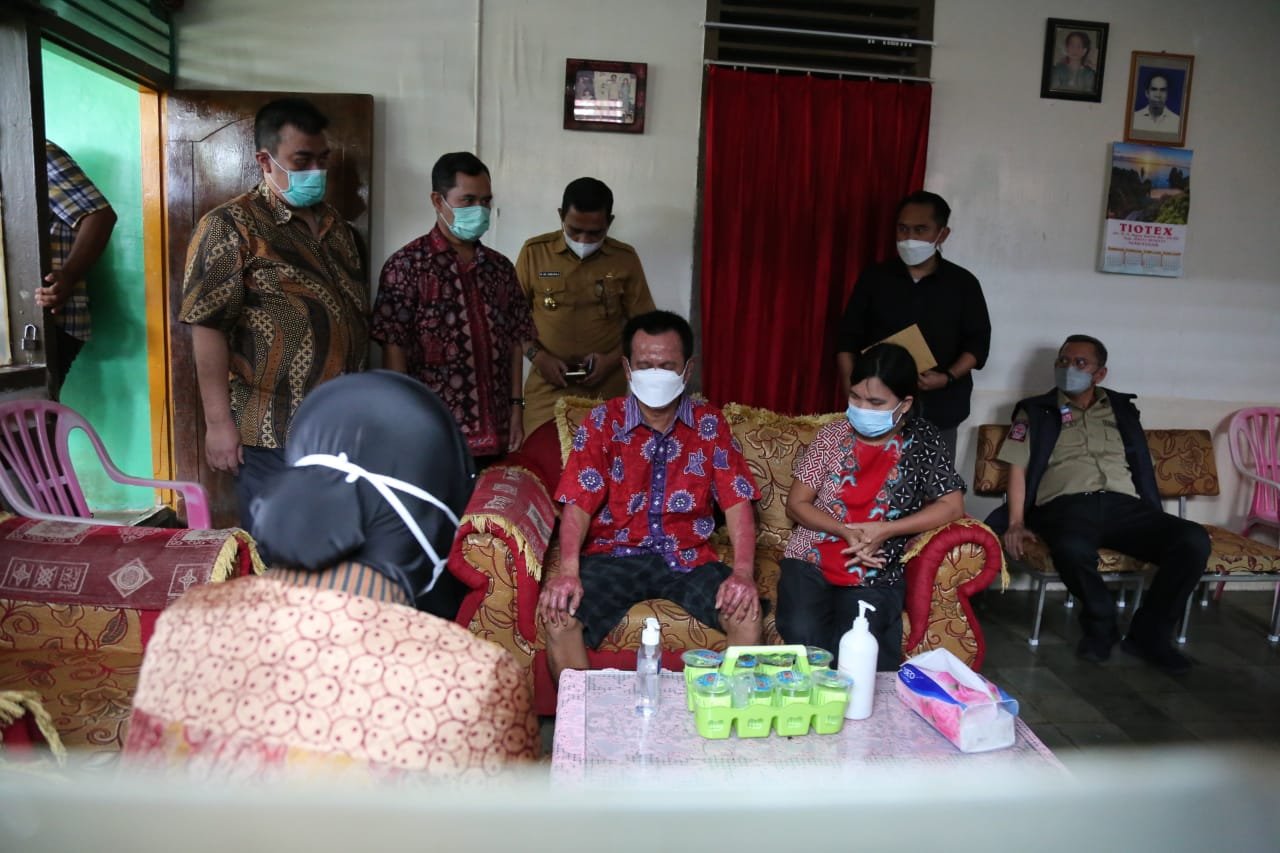 Kemensy Serahkan Bantuan Korban Bom Gereja Katedral Makassar