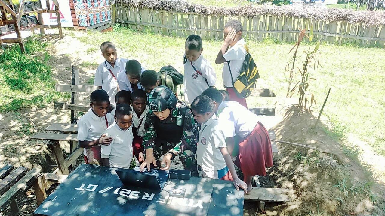 Prajurit Kostrad Tunjukkan Keindahan Dunia Lewat Aksi Nyata