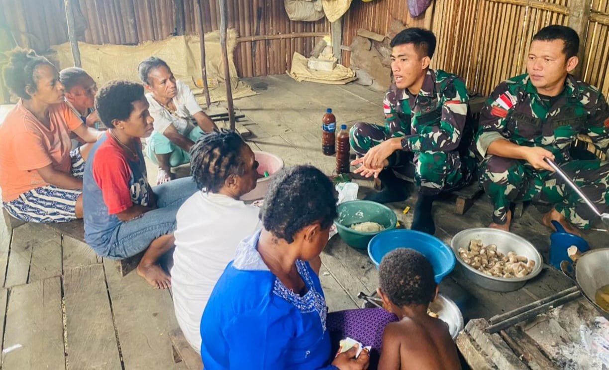 Akrab Terjalin Saat Satgas Yonif 143/TWEJ Masuk Dapur Warga Perbatasan RI-PNG