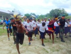 Satgas Yonif Raider 142/KJ Terima Kejutan Istimewa dari Siswa SMP Yalimo