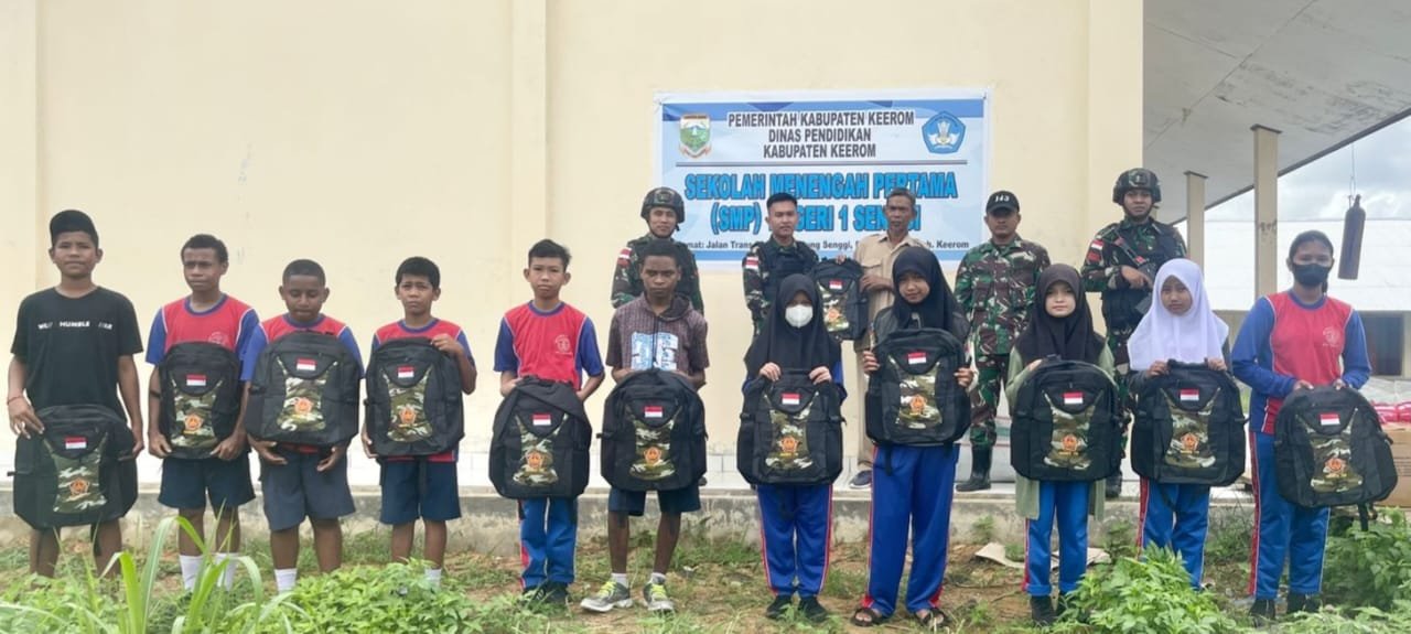 Yonif 143/TWEJ Bagikan Perlengkapan di Sekolah Perbatasan RI-PNG