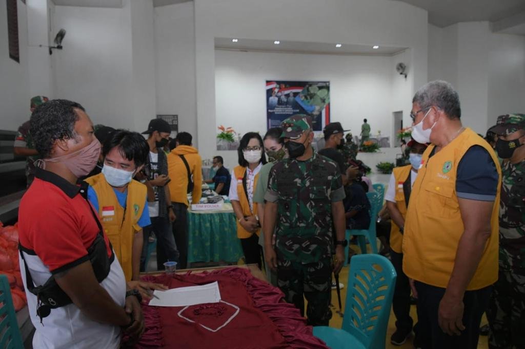 Pangdam Tinjau Vaksinasi dan Mutiara di Malra Harap Ekonomi Masyarakat Naik