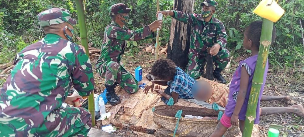 Rika Maywa Terima Layanan Kesehatan Pasca Melahirkan dari Satgas Yonif 125