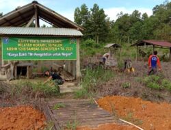 Babinsa Sebubus dan Warga Gotong Royong Bersihkan TPU