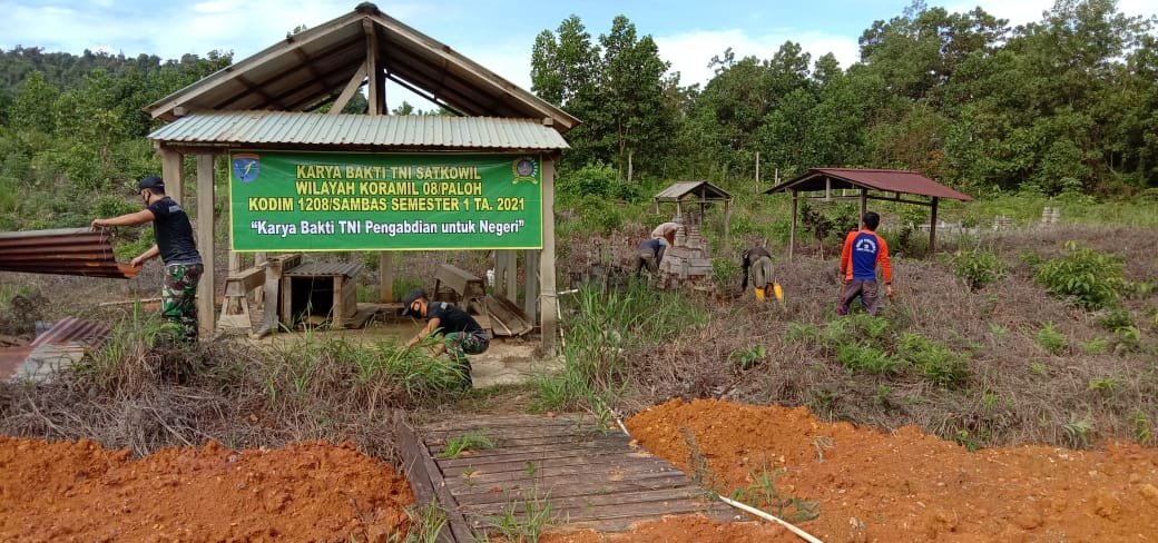 Babinsa Sebubus dan Warga Gotong Royong Bersihkan TPU