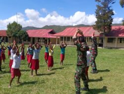 Satgas Pamtas Yonif Raider 142/KJ Tingkatkan Semangat Belajar Siswa Lewat Senam Pagi