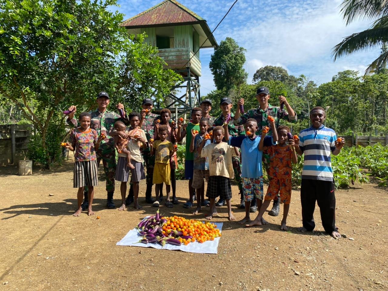Satgas Yonif 126/KC Ajak Anak-Anak Panen dan Bagikan Hasil Kebun