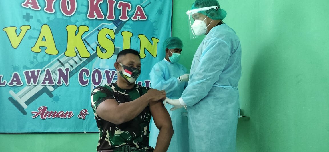 Perwira Satgas Yonif 742 Disuntik Vaksin Covid-19
