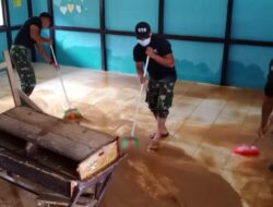 Personel Yonif 642 Bersama Warga Bersihkan Sampah dan Lumpur Pasca Banjir