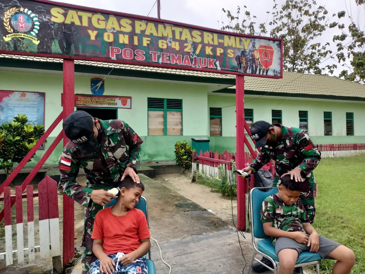 Anak-Anak Cukur Rambut di Pos Satgas Pamtas Yonif 642/Kapuas