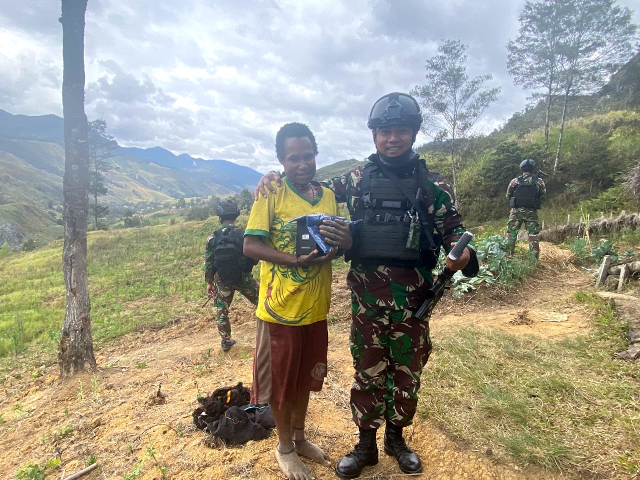 Door to Door Pos Malagayneri Satgas Yonif Mekanis 203/AK Saat Anjangsana di Desa Nambu