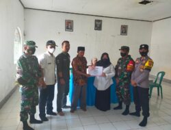 Bhabinkamtibmas Pagelaran dan Perangkat Margagiri Tinjau Pembagian BLT-DD