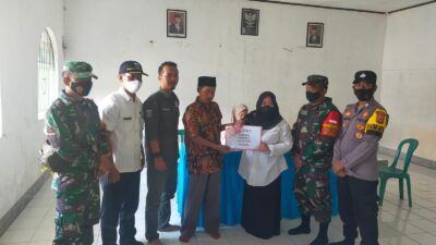 Bhabinkamtibmas Pagelaran dan Perangkat Margagiri Tinjau Pembagian BLT-DD