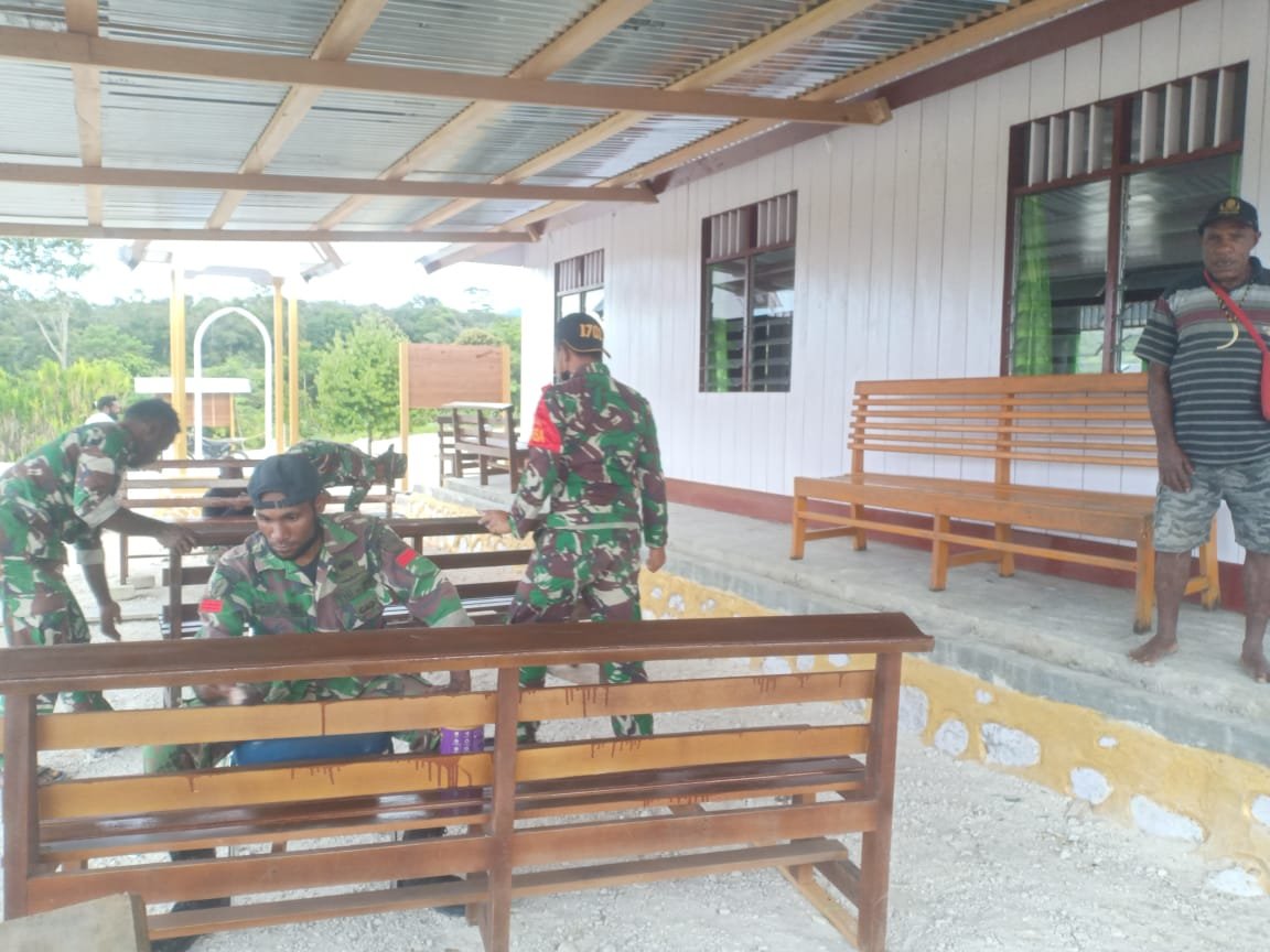 Satgas Yonif RK 751/VJS Kerja Bakti Bersihkan dan Rapihkan Gereq Sepekan Sebelum Diresmikan