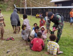 Cara Satgas Yonif Raider 142/KJ Bikin Pemuda dan Anak-Anak Tersenyum