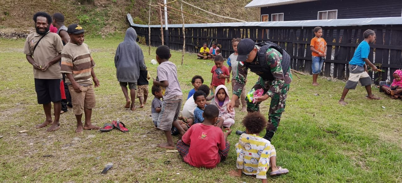 Cara Satgas Yonif Raider 142/KJ Bikin Pemuda dan Anak-Anak Tersenyum