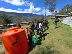 Personel Yonif Mekanis 203/AK Bantu Warga Yumaneri Atasi Krisis Air Bersih