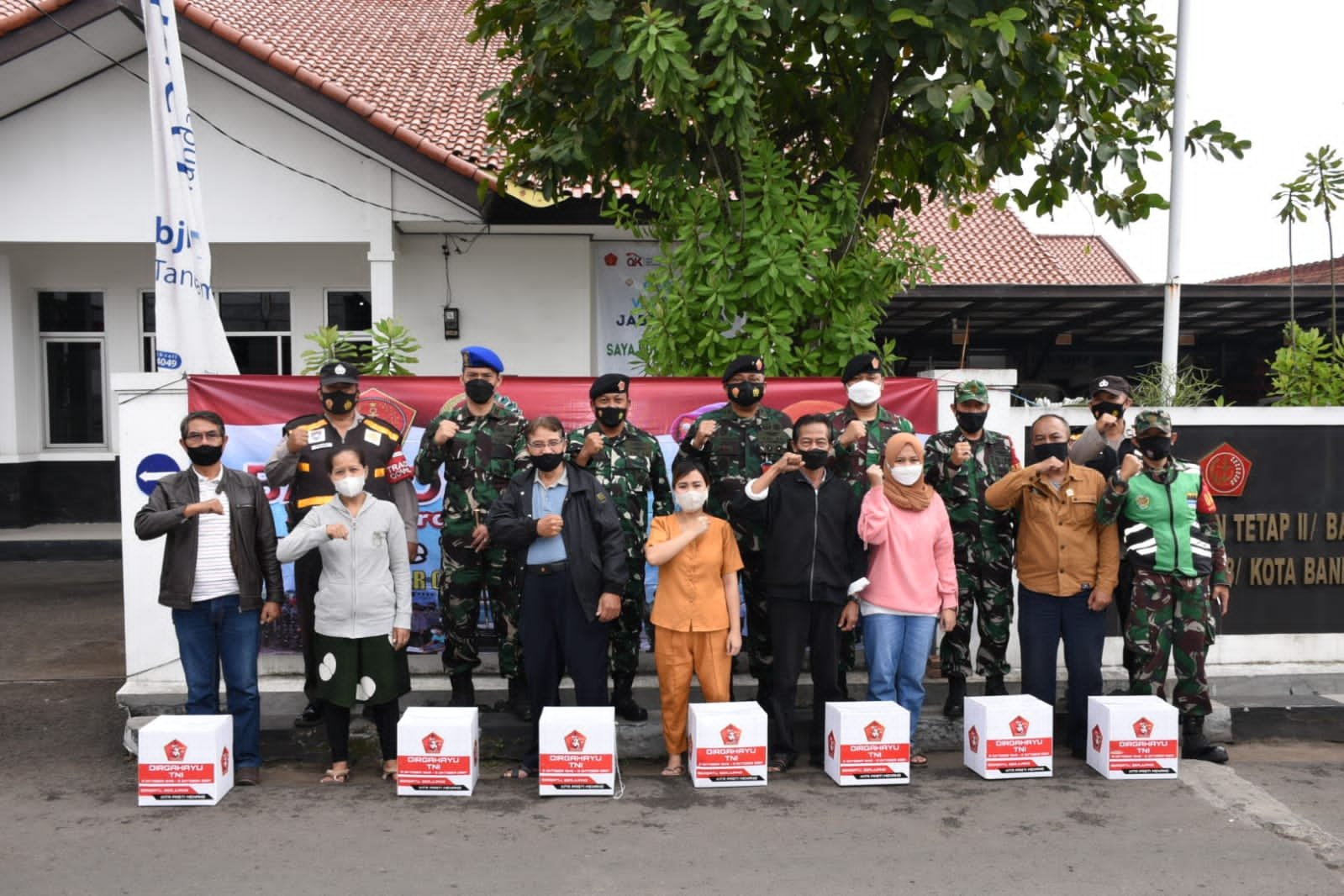 Kepala Staf Subkogartab 0618 Bandung Bagikan 250 Paket Sembako