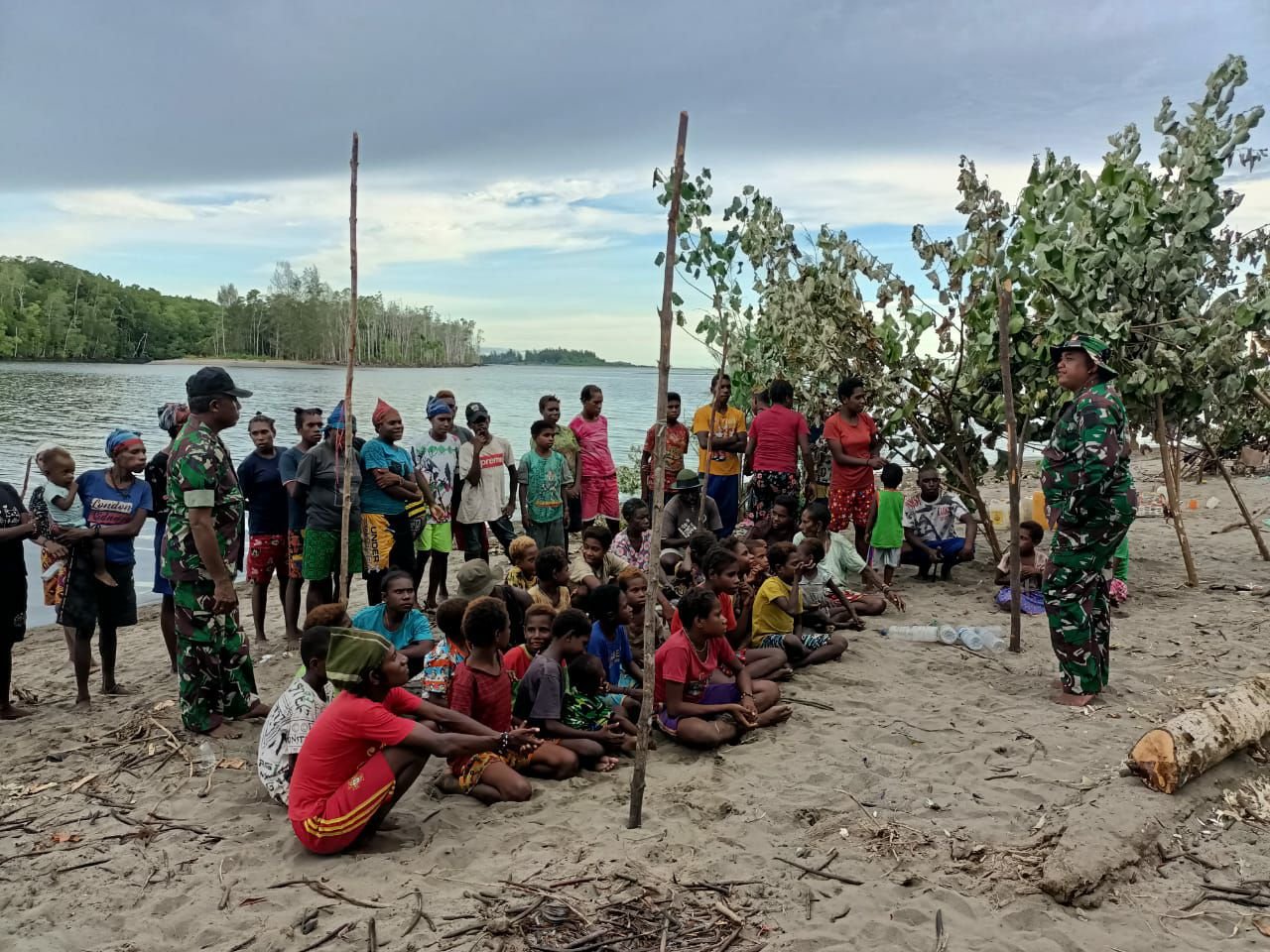 Babinsa Posramil Potowaiburu Himbaunya Siswa Kembali ke Sekolah