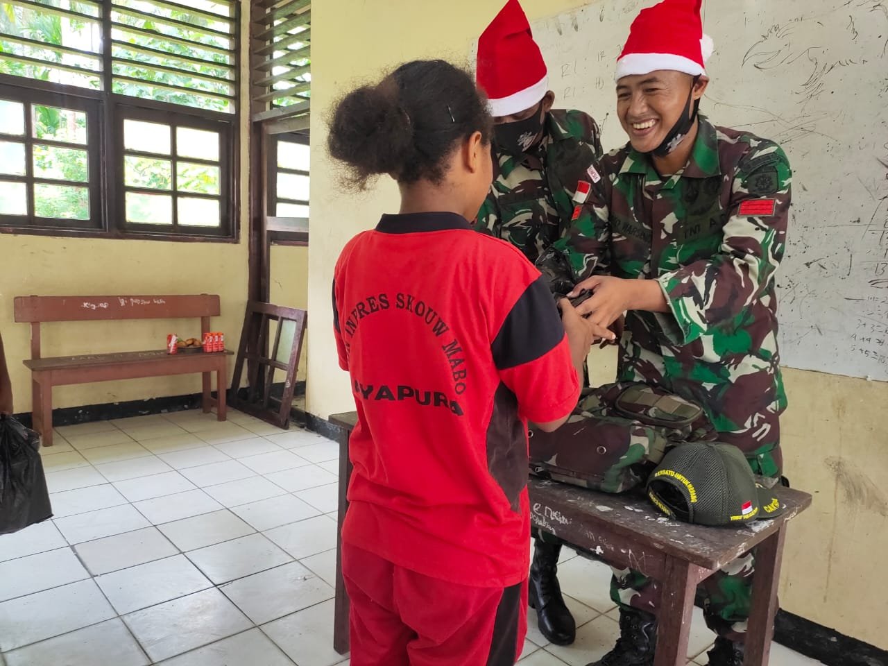 Jelang Tahun Baru, Satgas Yonif MR 413 Kostrad Beri Hadiah ke Anak Perbatasan RI-PNG