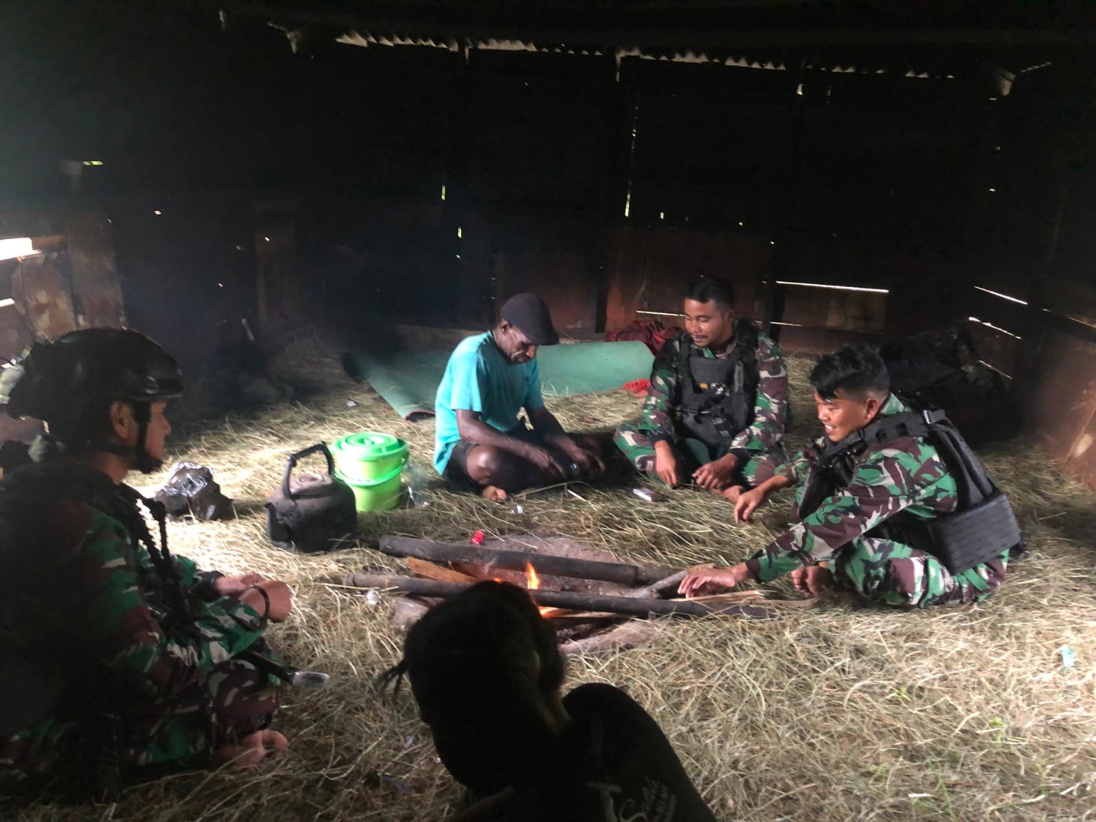 Satgas Yonif Mekanis 203/AK Balingga Anjangsana ke Rumah Kepala Desa