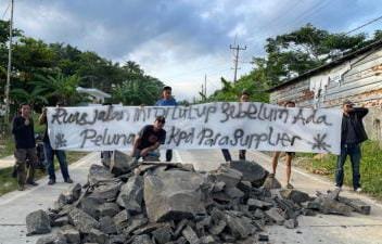 Dinas PUPR Banten Diminta Bertanggung Jawab Atas Penyegelan Jalur Cikumpay–Ciparay