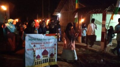 Pawai Obor Madrasah Al Maruf dan Warga Jamaka Kletak Sambut Tahun Baru Islam 1442 H