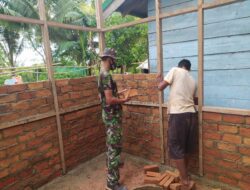 Satgas Yonif 125/SMB Bersama Warga Gotong Royong Bangun Rumah di Kampung Toray