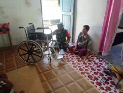 Danramil dan Babinsa Sungai Mas Sumbangkan Kursi Roda dari Gaji untuk Bapak Bahagia