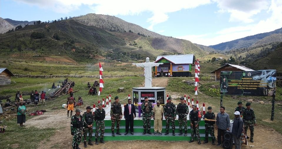 Komandan Yonif Mekanis 203/AK Resmikan Monumen Kasih Karunia di Malagayneri