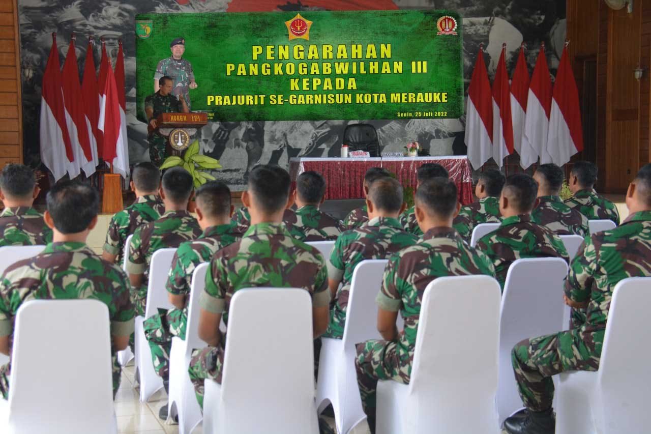 Pangkogabwilhan III Letjen TNI I Nyoman Cantiasa Beri Pengarahan ke Perwira Kogabwilhan III di Merauke